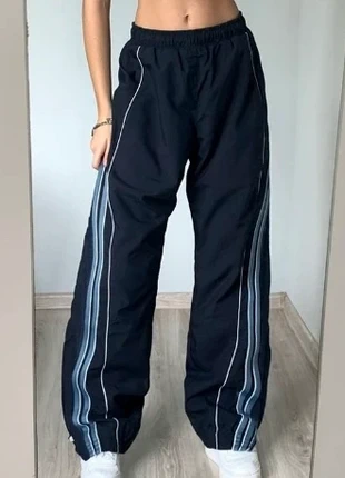 Pantalon large noir à bandes bleues et blanches – style Y2K / streetwear / rétro sport, marque: vyntix, état: Très bon état, taille: S / 36 / 8, 27,90 €, 30,00 € Protection acheteurs incluse