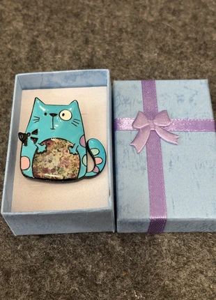 Spilla gatto stilizzato azzurra con scatola regalo regali di Natale, marke: Gatti, zustand: Sehr gut, 4,00 €, 4,90 € inklusive Vinted-Käuferschutz
