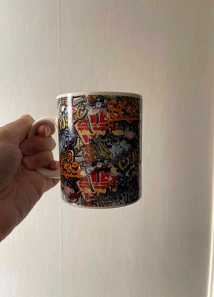 Caneca com design de graffiti urbano -> estilo street art, merk: nao sei, staat: Heel goed, € 3,79, € 4,68 inclusief Kopersbescherming