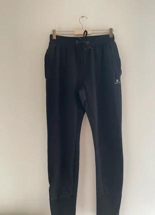 Jogging noir (M), marke: Queshua, zustand: Sehr gut, größe: M, 5,00 €, 5,95 € inklusive Vinted-Käuferschutz
