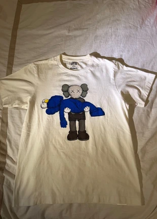 T-shirt Kaïs x Uniqlo, marque: Kaws, état: Très bon état, taille: M, 25,00 €, 26,95 € Protection acheteurs incluse