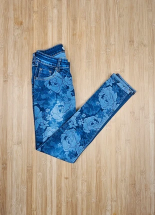 Jean Skinny Fleuri Bleu Denim 🌸 Marque Invictus - T: XS/34, marke: INVICTUS, zustand: Sehr gut, größe: XS / 34 / 6, 4,90 €, 5,85 € inklusive Vinted-Käuferschutz