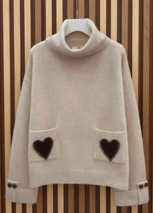 Magnifique pull col roulé avec cœurs brodés en relief sur le devant, marque: lovena paris, état: Très bon état, taille: L / 40 / 12, 39,00 €, 41,65 € Protection acheteurs incluse