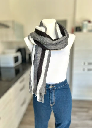 Écharpe grise rayée noire et blanche acrylique TU Taille Unique Jules, marque: Jules, état: Très bon état, 8,00 €, 9,10 € Protection acheteurs incluse