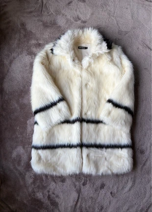 Casaco de pelos branco as riscas pretas / como novo / sem nenhum defeito, merk: Sophyline, staat: Heel goed, maat: M / 38 / 10, € 30,00, € 32,20 inclusief Kopersbescherming