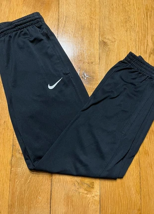 Jogging Nike sport noir enfant 10 ans | Logo brodé blanc | Confort et style sportif, brand: Nike, condition: Very good, size: 10 years / 140 cm, €7.00, €8.05 includes Buyer Protection