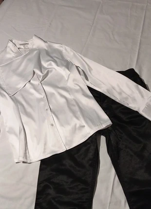 Completo in raso, bellissima camicia bianca 'Nara Camicie' scollo particolare pantalone nero, brand: Naracamicie, condizioni: Ottime, taglia: L / IT 44 / EU 40, €12.00, €13.30 include la Protezione acquisti