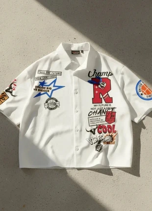 Chemise blanche à patchs colorés – style rétro street, marke: north avenue, zustand: Sehr gut, größe: M, 39,90 €, 42,60 € inklusive Vinted-Käuferschutz