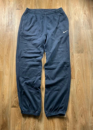 Jogging à coupe large Nike solos Swoosh Taille M - Bleu marine - Très bon état, marque: Nike, état: Très bon état, taille: M, 32,00 €, 34,30 € Protection acheteurs incluse