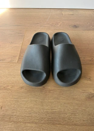 Yeezy Slide “Slate Grey” - Size 12 US / 46 (Worn Twice), marque: Yeezy, état: Très bon état, taille: 46, 35,00 €, 37,45 € Protection acheteurs incluse