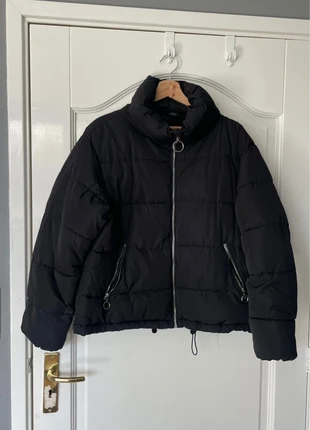 Zwarte puffer jas, merk: Pull & Bear, staat: Heel goed, maat: M / 38 / 10, € 10,00, € 11,20 inclusief Kopersbescherming