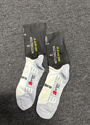 Team Mitchelton Scott aero wielersokken maat 41-44, merk: Giordana, staat: Nieuw zonder prijskaartje, maat: L, € 7,50, € 8,58 inclusief Kopersbescherming Pro