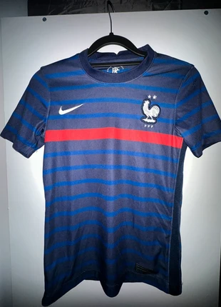🇫🇷 France FFF voetbalshirt – Nike Maat: (M kindermaat) Conditie: Zeer goed, nauwelijks gedragen, merk: Nike, staat: Nieuw zonder prijskaartje, maat: M, € 15,00, € 16,45 inclusief Kopersbescherming