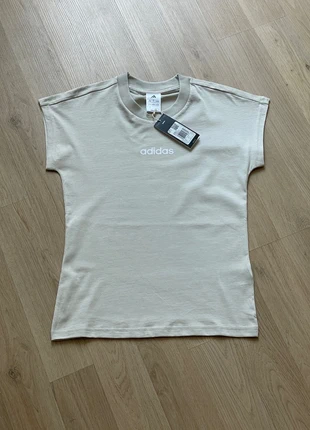 T-shirt à manches courtes coton Adidas Essentials Linear beige S Femme, marque: adidas, état: Neuf avec étiquette, taille: S / 36 / 8, 12,00 €, 13,30 € Protection acheteurs incluse
