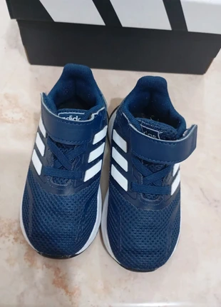 Scarpe bimbo con strappi, marque: adidas, état: Très bon état, taille: 22, 10,00 €, 11,20 € Protection acheteurs incluse