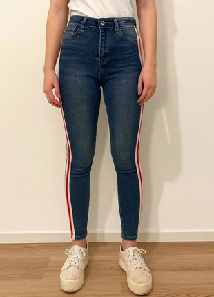 Jean skinny bleu à bandes latérales rouges et blanches – Taille XS, état: Bon état, taille: XS / 34 / 6, 2,00 €, 2,80 € Protection acheteurs incluse