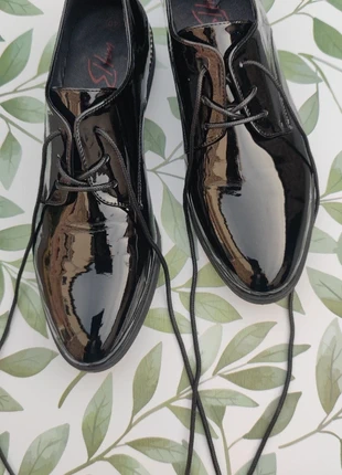 Derbies vernis noir pointillé clous argent, taille 40 à lacets, merk: sans marque, staat: Nieuw zonder prijskaartje, maat: 40, € 15,00, € 16,45 inclusief Kopersbescherming