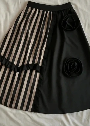 Jupe midi bicolore rayée et noire avec fleurs en tissu, condition: Very good, size: L / 40 / 12, €39.99, €42.69 includes Buyer Protection