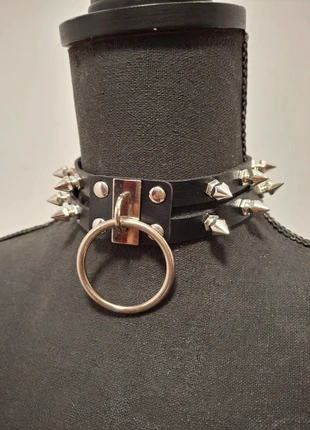 Choker met studs, merk: Punk, staat: Nieuw zonder prijskaartje, € 15,00, € 16,45 inclusief Kopersbescherming