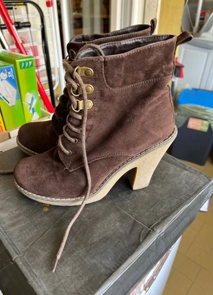 Stivaletti donna marroni in camoscio con tacco e lacci, marca: Camomilla Milano, estado: Muito bom, tamanho: 37, €5.00, €5.95 inclui Proteção do Comprador