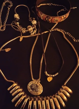 lot de bijoux, marque: NO LABEL, état: Bon état, 18,00 €, 19,60 € Protection acheteurs incluse