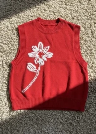 Gilet sans manches en maille rouge à motif fleur – style rétro chic, brand: Atelier Lys, condition: Very good, size: S / 36 / 8, €28.99, €31.14 includes Buyer Protection