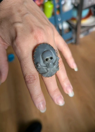 Grosse bague camée crâne gris 💀, état: Très bon état, taille: Ajustable, 13,00 €, 14,35 € Protection acheteurs incluse