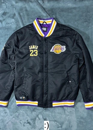 Varsity Jacket NBA Black/Yellow/Purple Lakers James 23 Retro Size L, merk: NBA, staat: Heel goed, maat: L, € 31,00, € 33,25 inclusief Kopersbescherming