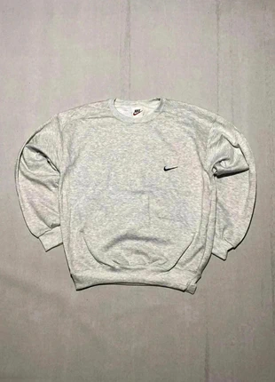 🌟 Vintage Light Grey Nike Swoosh Sweatshirt – Minimal Streetwear Vibe 🌟, marque: Nike, état: Très bon état, taille: L, 35,00 €, 37,45 € Protection acheteurs incluse