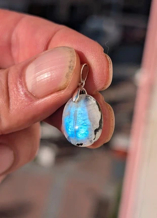 Pendentif en pierre de lune arc en ciel avec incrustation de tourmaline, 1.5cm, brand: NatureAlchimie, condizioni: Nuovo senza cartellino, €15.00, €16.45 include la Protezione acquisti