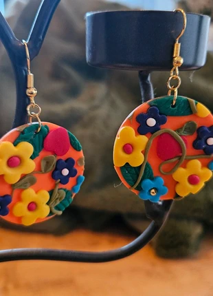 Vrolijke handgemaakte bloemen oorbellen, 4cm diameter, merk: Handgemaakt, staat: Nieuw zonder prijskaartje, € 3,50, € 4,38 inclusief Kopersbescherming