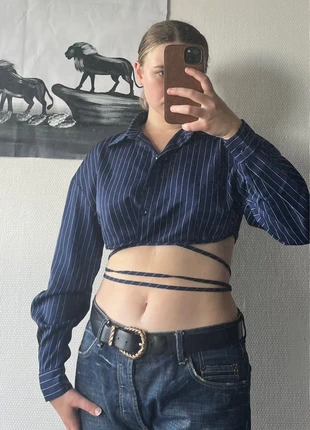 Chemise crop-top bleue à rayures blanches - Taille M, merk: jenesaispas, staat: Heel goed, maat: M / 38 / 10, € 5,00, € 5,95 inclusief Kopersbescherming