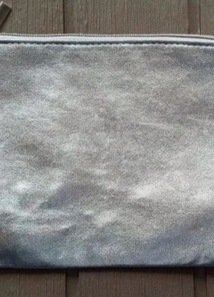 Pochette à maquillage argentée, marque: Yves Rocher, état: Très bon état, 1,00 €, 1,75 € Protection acheteurs incluse