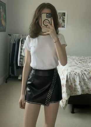 🖤 Jupe courte noire effet cuir – détails clous, marque: Goth Nocturna, état: Très bon état, taille: S / 36 / 8, 48,90 €, 52,05 € Protection acheteurs (Pro) incluse