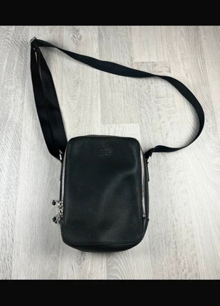 Sac bandoulière Lacoste noir compact avec poche intérieure zippée style urbain, marca: Lacoste, estado: Bom, €29.00, €31.15 inclui Proteção do Comprador