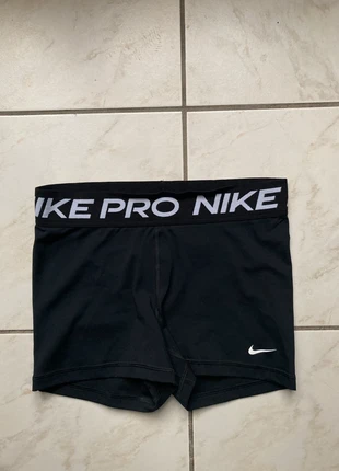 Short nike pro taille M couleur noir, marque: Nike, état: Très bon état, taille: M / 38 / 10, 16,00 €, 17,50 € Protection acheteurs (Pro) incluse