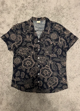 Chemise femme à motifs floraux beige sur fond noir – style bohème chic, marke: Inconnu, zustand: Sehr gut, größe: M, 3,99 €, 4,89 € inklusive Vinted-Käuferschutz