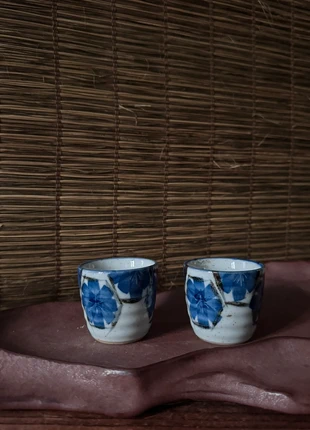 Set of Two Stoneware Indigo Hex Floral Sake Cups, marke: Japan Style, zustand: Sehr gut, 20,00 €, 21,70 € inklusive Vinted-Käuferschutz