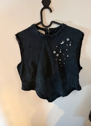 Upcycled cropped top by Mango asymmetrical cut + hand-added pearls & tiny flowers., marque: Mango, état: Très bon état, taille: S / 36 / 8, 7,00 €, 8,05 € Protection acheteurs incluse