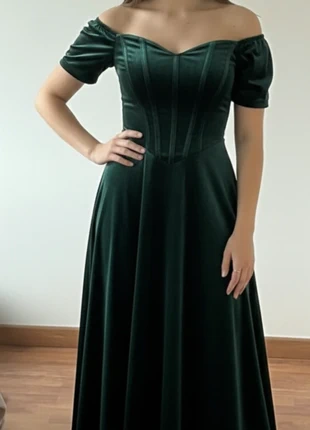 Robe longue verte épaules dénudées en velours Taille M, marque: MULY, état: Très bon état, taille: M / 38 / 10, 59,00 €, 62,65 € Protection acheteurs incluse