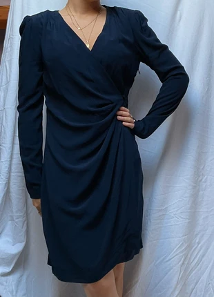 Robe de soirée chic classe épaulettes longueur genoux marine maje taille 1/36/S en très bon état, marke: Maje, zustand: Sehr gut, größe: S / 36 / 8, 55,00 €, 58,45 € inklusive Vinted-Käuferschutz