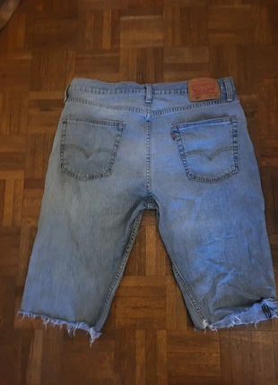 Magnifique short en Jean Levi's taille W33 Ref 19IT273, marque: Levi's, état: Très bon état, taille: XL / 42 / 14, 12,00 €, 13,30 € Protection acheteurs incluse