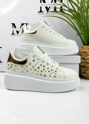 Sapatilha branca com tachas douradas t. 40, estado: Novo com etiquetas, tamanho: 40, €24.50, €26.43 inclui Proteção do Comprador Pro