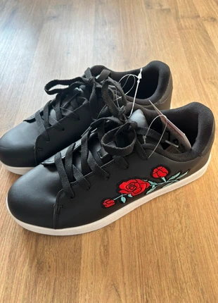 Baskets noires à fleurs, marke: Tissaia, zustand: Neu, mit Etikett, größe: 39, 7,00 €, 8,05 € inklusive Vinted-Käuferschutz