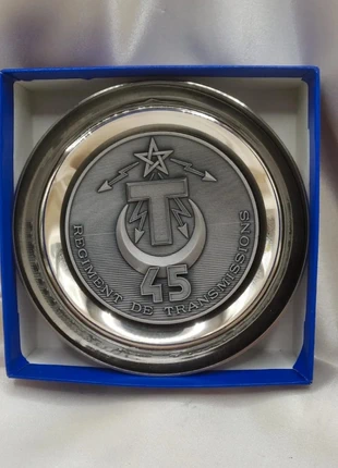 Coupelle/Médaille 45e Régiment de Transmissions – Métal blanc plaqué – Canjuers – État Neuf, condition: New without tags, €50.00, €53.20 includes Buyer Protection