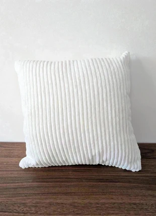 Housse de coussin neuve en velours côtelé blanc 45x45cm, marque: Vintage Chic, état: Comme neuf, taille: 45 x 45 cm, 12,00 €, 13,30 € Protection acheteurs incluse