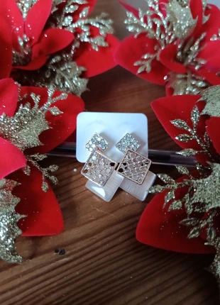 Jolies boucles d'oreilles deux losanges doré incrustées de strass neuves, marque: Strass, état: Neuf avec étiquette, 5,00 €, 5,95 € Protection acheteurs (Pro) incluse