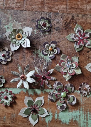 Scrapbook bloemen met brads, merk: STUDIO LIGHT, staat: Als nieuw, € 3,00, € 3,85 inclusief Kopersbescherming