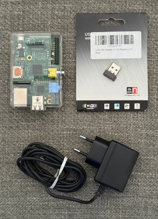 Raspberry Pi complet avec boîte, alimentation et adaptateur Wi-Fi, marque: Pi, état: Très bon état, 49,00 €, 52,15 € Protection acheteurs incluse