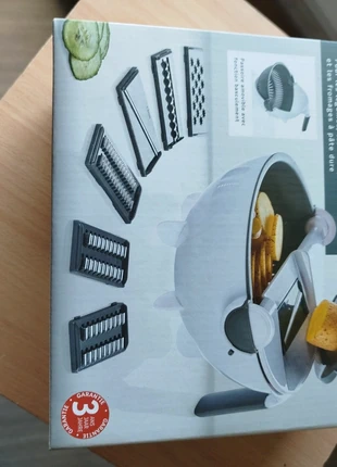 Saladier avec rape multifonction, marque: Ernesto, état: Neuf avec étiquette, 8,00 €, 9,10 € Protection acheteurs incluse